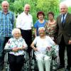 Im Seniorenheim: Ilse Traut (vorne re.) feierte ihren 90. Geburtstag. Ihr gratulierten Erster Bürgermeister Helmut Fischer, ihre Nichten Hella und Annemarie, Pfarrer Matthias Hain und von der Pflegedienstleitung Jens Fehd (v. re.) Neben der Jubilarin sitzt ihre Freundin Alma Nemmert.