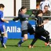 Fatale Attacke: Die Redwitzer Spielerin Jessica Götz wird hier von der Michelauer Torfrau Sarah Dorsch im Strafraum von den Beinen geholt. Den fälligen Elfmeter verwandelte Götz selbst zum 1:0 für den FCR.