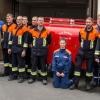 Sieben Männer und eine Frau der Frauendorfer Feuerwehr legten am vergangenen Samstag ihre Leistungsprüfung, unter den Augen von Kreisbrandmeister Siegfried Hammrich, Kreisbrandmeisterin Nicole Trapper und Kreisbrandinspektor Gerhard Elflein ab. Hammrich gratulierte am Ende für die bestandene Leistungsprüfung, dankte für die investierte Zeit und bescheinigte den Prüflingen einen guten Wissensstand. Der Zweite Bürgermeister der Stadt Bad Staffelstein, Hans-Josef Stich, der sich vor Ort ein Bild von der Leistung der Feuerwehrmänner machte, gratulierte im Namen der Stadt. Er unterstrich, dass auch kleine Wehren ein wichtiger Baustein bei der Brandbekämpfung und somit für die Sicherheit der Bevölkerung sind. Kreisschirrmeister Richard Dumsky konnte sich vom einwandfreien Zustand der Geräte überzeugen. Aus den Händen von Hammrich erhielten, Dieter Hennemann, Michael Finzel und Michael Lunz das Abzeichen der Stufe 5, Thomas Schorn und Matthias Gründel Stufe 2 und  Christopher Krappmann, Lorenz Hertel und Luisa Schnapp das Abzeichen der Stufe 1. Eine verdiente Brotzeit schloss sich an die anstrengende Prüfung an.