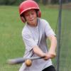 Einsatz wie die „Großen“: Voller Elan schlägt hier der zwölfjährige Maximilian Sandro Hufenbach aus Hochstadt den zugeworfenen Ball ins Spielfeld.