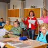Gesang verbindet: Eva König und Amalberga Weberpals (stehend, v. li.) bei einer Singstunde im Kathi-Baur-Alten- und Pflegeheim in Burgkunstadt.