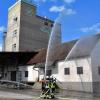Aus allen Rohren: Zehn Feuerwehren sorgten bei der Großübung am Raiffeisen-Lagergebäude in Burgkunstadt binnen kürzester Zeit für einen dichten Wasserschleier.