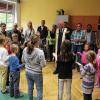 Feierliche Eröffnung: Pfarrer i.R. Hans Hübner mit Kindern bei der Segnung des neuen Kinderhorts in der Uetzinger Ivo-Hennemann Grundschule.