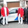 Freude über neues Fahrzeug: Die Mitarbeiter der Sozialstation, Heribert Träger, Pflegedienstleiter Manuel Geiger und Geronto-Fachkraft Claudia Weidner, mit Ottmar Kerner und Direktor Michael Lieb von der R+V Bank (v. li.) mit dem VRmobil.