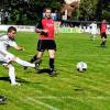 Obwohl er mit (v. li.) Krauss, Gampert und Gromm gleich von drei Baiersdorfer Spielern umringt ist, gelingt dem Burgkunstadter Dominik Portner (weißes Trikot) mit diesem Schuss in der 53. Minute das Tor zum 1:1-Ausgleich.