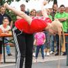 Akrobatisch versucht hier eine Teilnehmerin des Bayern-Fanclubs, mit dem über den Kopf gestülpten Strumpf und den darin befindlichen Tennisball eine Flasche umzuwerfen.