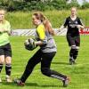 Einen Schritt schneller: Die Keeperin vom RSV Drosendorf, Amelie Nölscher, rettet in letzter Sekunde vor der zweifachen Michelauer Torschützin Sabrina Gebhardt (li.).