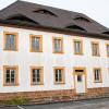 Das in den vergangenen Jahren leer stehende Weismainer Spitalgebäude, an dem der Zahn der Zeit genagt hatte, wird aus seinem Dornröschenschlaf geweckt: Der Bernreuther Architekt Matthias Murrmann und sein Freund Bernd Knauer aus Würzburg lassen das Barockgebäude sanieren, um darin vier barrierearme Mietwohnungen einzurichten.