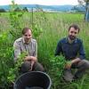 Mit Lebendfallen gegen Mäuseschäden im Forst: Christopher Reuß und Harald Quinger (v. li.) betreuen eine Studie zum biologischen Waldschutz im Langheimer Wald.