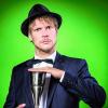 Peppige Fotos machen Lust auf Theater: Hier präsentiert Schauspieler Oliver Baesler einen geheimnisvollen Pokal.