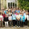 41 Personen haben an einer von der Volkshochschule Lichtenfels organisierten, achttägigen Entdeckungsreise durch Südengland teilgenommen. Diese fand unmittelbar vor dem Brexit-Entscheid statt. Während der gesamten Rundreise, besonders aber in der Region Cornwall, wurde die Reisegruppe häufig mit übergroßen Plakaten an öffentlichen Straßen und Plätzen, aber auch in privaten Vorgärten mit pro und contra Brexit-Botschaften konfrontiert. Themenschwerpunkte der Reise waren am Ärmelkanal das berühmte Seebad Brighton mit dem „Royal Pavillion“, die Hafenstädte Portsmouth und Bournemouth, ein Spaziergang durch den bekannten suptropischen Abbotbury Garden mit fantastischen Blick auf die „Jurassic Coast“ und eine Fahrt durch Englands meistbesuchten Nationalpark Dartmoor. In Cornwall waren es der Besuch des westlichsten Punkts Großbritanniens, des sogenannte Landsend, sowie das in Felsen geschlagene „Minack Theatre“, ein Aphitheater, mit einzigartiger Meereskulisse, sowie „St. Michael‘s Mount“, die Klosterinsel nahe dem bekannten Seebad Penzance. Auch ein Rundgang im idyllischen Künstler- und Fischerort St. Ives, dem Geburtsort der Schriftstellerin Rosamunde Pilcher, sowie durch das Hafenstädtchen Padstow, in dem schon zahlreiche Pilcher Romane verfilmt wurden, standen auf dem Programm. Eine Wanderung längs der Atlantikküste zu den Bedruthen Steps und der Aufenthalt auf Prideaux Place, einem hochherrschaftlichen Landhaus aus dem 16. Jahrhundert, ebenfalls Drehort zahlreicher Pilcherfilme, waren wohl einer der Highlights der Stippvisite durch Cornwall, zumal uns der Hausherr Sir Peter, bei einem Rundgang durch die Gemächer persönlich begrüßte und uns den traditionellen English Cream Tea servieren ließ..Weitere Schwerpunkte der VHS-Südengland Rundreise waren die Stadt Bath mit ihrem einzigartigen georgianischen Stadtbild, Salisbury und Exeter, mit ihren gewaltigen, gotischen Kathedralen, Stonehenge, die wohl weltweit bekannteste Steinkreisanlage, seit 1986 UNESCO Weltkulturerbe und natürlich zum Abschluss der Reise eine Stadtrundfahrt durch die britische Hauptstadt London, unter anderem mit Besuch der Westminster Abbey. Das Foto zeigt die VHS-Reisegruppe vor dem Landhaus von Sir Peter auf Prideaux Place in bester Stimmung nach der English Cream Tea Zeremonie.