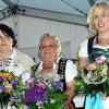 Die Damenkönigin beziehungsweise Damenkaiserin heißt Waltraud Baderschneider (Mi.). Flankiert wird sie von der 1. Edeldame Nicole Grünbeck (re.) und der 2. Edeldame Bettina Wachter (li.).