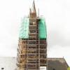 Der eingerüstete Turm der Stadtpfarrkirche Unsere Liebe Frau.