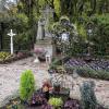 Erinnern an die Toten: Friedhöfe laden im November ein, der Verstorbenen zu gedenken und sich der Endlichkeit unseres Daseins bewusst zu werden. Der Friedhof der Franziskaner in Vierzehnheiligen ist solch ein Ort, der im Schatten der Basilika das ganze Jahr über Einheimische wie Touristen motiviert, sich eine kurze Auszeit zu gönnen.
