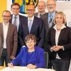 Heidrun Piwernetz – im Kreise von Landrat und heimischer Politprominenz – beim Eintrag ins Goldene Buch des Landkreises.