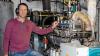 Johannes Angermüller in der Maschinenhalle mit den Gasmotoren.