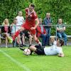 Zweikampf der vom Platz Gestellten: Beim 2:1-Erfolg des TSV Marktzeuln gegen den TSV Meeder wurden sowohl Frank Bartelmann aus Meeder (li.) mit Gelb-rot als auch der Zeulner Johannes Rauch mit der roten Karte vorzeitig zum Duschen geschickt.
