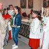 Jeder der Ministranten aus Uetzing, Oberlangheim, Stublang und Frauendorf überreichte Pfarrer i.R. Hans Hübner eine Rose.