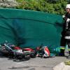 Tödliche Verletzungen erlitt ein 79 Jahre alter Motorradfahrer aus Mainleus bei einem Verkehrsunfall am Dienstagmorgen auf der Bundesstraße 289 bei Mainleus. Als der Mann mit seinem Leichtkraftrad die Ausfahrt Mainleus-West gegen 9.30 Uhr passierte, überquerte ein 77-jähriger Opel-Fahrer aus Mainleus die Bundesstraße, um in Richtung Wernstein zu fahren. Dabei übersah er offenbar den Motorradfahrer und rammte ihn, wie die Polizei mitteilte. Der 79-Jährige erlitt dabei so schwere Verletzungen, dass er trotz der Bemühungen von Notarzt und Rettungsdienst noch an der Unfallstelle starb. Die Staatsanwaltschaft Bayreuth hat die Ermittlungen aufgenommen. Die Bundesstraße war für mehrere Stunden gesperrt, der Verkehr wurde von der Feuerwehr Mainleus umgeleitet.