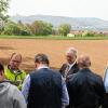 Außergewöhnliche Idee: Nahe Grundfeld möchte Patrick Zenk einen Fußballgolfplatz errichten. Der Bauausschuss war mit Bauamtsleiter Michael Hess (links) und Zweitem Bürgermeister Hans-Josef Stich (Zweiter von rechts) vor Ort, besah sich das vom Bauwerber für die Umsetzung nun angedachte neue Areal. Wegen des nötigen vorhabenenbezogenen Bebauungsplanes hat der Stadtrat weiter zu entscheiden.