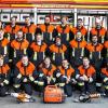 Mit Erfolg legten 21 Mitglieder der Freiwilligen Feuerwehr unter den kritischen Augen von Kreisbrandinspektor Gerhard Elflein (re.) sowie die Kreisbrandmeister Christian Schilder (2. v. re.) und Nicole Trapper (2. v. li.) die Leistungsprüfung in Hilfeleistungseinsatz am Unfallort ab. Drei Wochen lang hatten die Prüflinge zuvor intensiv mit Andreas Bieger geübt. Simuliert wurde ein Verkehrsunfall mit eingeklemmter Person, wobei es auf schnelles Bergen, Absicherung, Ausleuchten der Unfallstelle und auf die Sicherstellung des Brandschutzes ankam. Die Schiedsrichter gratulierten ebenso zur bestandenen Prüfung wie Zweiter Bürgermeister Hans-Josef Stich (li.). Auch Kommandant Stefan Liebl (3. v. li.) war auf seine Truppe stolz. Das Bronze-Abzeichen erhielten Holger Reinlein, Alexander Heller, Heidrun Stengel, Florian Wagner, Carsten Reinlein, Lena Stengel, Michael Peschel, Katharina Wagner, Florian Bargel, Robin Mann und Andreas Zapf; Silber ging an Lucas Lindner, Gold-Blau an Ron Sperling. Gold-Rot erhielten Andreas Bieger, Markus Ellner, André Kümmelmann, Lukas Hetzel und Johannes Lohneis. Zum Abschluss nahm Kommandant Liebl per Handschlag Lukas Hetzel, Marco Krapp und Mario Schütz in die Feuerwehr auf.