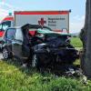 Ein total beschädigter Fiat und eine Schwerverletzte sind die Folge eines Verkehrsunfalles am Samstagmittag auf der Kreisstraße zwischen Michelau und Schney. Aus ungeklärter Ursache kam die 18-jährige Fahrerin eines Fiat Seicento nach rechts von der Fahrbahn ab und krachte frontal gegen einen Baum. Die Fahrerin zog sich dabei mehrere Knochenbrüche zu und musste mit dem Rettungsdienst ins Klinikum Lichtenfels eingeliefert und stationär behandelt werden. Bei der jungen Fahrerin bestand der Verdacht, dass sie ihr Fahrzeug unter dem Einfluss von Medikamenten geführt hatte. Diese hatten möglicherweise ihre Fahrtüchtigkeit beeinflusst. Aus diesem Grund wurde eine Blutentnahme angeordnet.