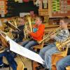 Einzelunterricht mit Kathrin Motschenbacher: Timo, Julian, Niklas und Hannes lernen ein Blechblasinstrument in der Bläserklasse.