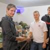 Nach vielen Stunden Arbeit: Fabian Wirth (li.), Tim Renner (2. v. re.) und der 1. Vorsitzende der Eisenbahnfreunde Lichtenfels, Werner Keidel (re.), übergeben die Planspielplatte offiziell an Tobias Eismann (2. v. li.) vom Roten Kreuz.