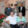 Das schöne Fest der goldenen Hochzeit feierten am Mittwoch Gertrud und Hans-Jürgen Eckerscham (vorne) aus der Georg-Friedrich Händel-Straße. Zu den ersten Gratulanten zählten,  Bürgermeister Helmut Fischer, Tochter Christine Bergmann und Pfarrer Mathias Hain (hinten v. li.).