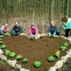 Verschönerungsaktion: Gemeinsam angepackt und ein Pflanzbeet in Herzform im Garten der Asylbewerberunterkunft in Weismain angelegt haben (v. li.) Elham Rahmani aus Afghanistan, Iman Rasti aus Iran, Sherekina Tetiana, Postelniak Lyubov und Rudianska Lucia (alle drei aus der Ukraine).