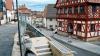 Die Mauer gegenüber dem Rathaus erhält ein Füllstabgeländer.