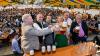Bieranstich auf der Landsberger Wiesn 2025 mit (von links) Felix Bredschneijder (Dritter Bürgermeister), Mopritz Hartmann (Zweiter Bürgermeister), Andreas Kießwetter (Paulaner Brauerei), Oberbürgermeisterin Doris Baumgartl, Festwirt Roland Rachinger und Helmut Diebold (Veranstalter).