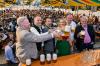 Bieranstich auf der Landsberger Wiesn 2025 mit (von links) Felix Bredschneijder (Dritter Bürgermeister), Mopritz Hartmann (Zweiter Bürgermeister), Andreas Kießwetter (Paulaner Brauerei), Oberbürgermeisterin Doris Baumgartl, Festwirt Roland Rachinger und Helmut Diebold (Veranstalter).