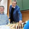 Englische Eröffnung: Regierungsdirektor Stefan Krug (Mi.) macht mit dem Bauer von Gerald Löw (li.) zum Start der Schachtage zwei Schritte.