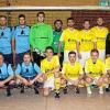 Ein Neunmeterschießen entschied das Finale, das der TSV Ebensfeld (in gelb) gegen den TSV Marktzeuln (in blau) gewann. Unser Bild zeigt zudem die beiden Trainer Oliver Kellner (li.), Klaus Gunreben (stehend, 4. v. re.), die beiden Schiedsrichter und Alfred Schnappauf von der Sparkasse Coburg-Lichtenfels (re.).