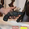 Gehen weg wie warme Semmeln: Schreckschuss-Revolver verkaufte Rudolf Hajek früher meistens vor Weihnachten, seit Beginn des Jahres hat die Nachfrage spürbar angezogen. Wer eine solchen Revolver mit sich führen will, benötigt einen sogenannten kleinen Waffenschein.