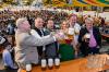 Mit dem Bieranstich startet die Landsberger Wiesn offiziell. Das Foto zeigt die Beteiligten um die Oberbürgermeisterin Doris Baumgartl im Jahr 2025.