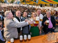 Mit dem Bieranstich startet die Landsberger Wiesn offiziell. Das Foto zeigt die Beteiligten um die Oberbürgermeisterin Doris Baumgartl im Jahr 2025.