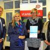 Familienfreundlich: Über die Auszeichnung für den Baur Versand freuen sich (v. re.) Abteilungsleiterin Doris Bergmann aus dem Baur-Bereich Personal-Soziales, ihre Kollegin Kerstin Holzhey, Staatsministerin Melanie Huml und Pressesprecher Manfred Gawlas.