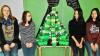 O Tannenbaum: Aus 60 leeren, grün eingefärbten Eierschachteln haben die Schülerinnen Andrea, Natalie und Lisa für das Bistro der Altenkunstadter Mittelschule einen Weihnachtsbaum kreiert. Den originellen Einfall hatte Hauswirtschaftslehrerin Christine Buchta (li.) Der fantasievolle Eierschachtel-Weihnachtsbaum am Bistro-Eingang ist derzeit der Blickfang schlechthin. Lob für Idee und die Ausführung des kleinen Kunstwerks gab es auch vom Altenkunstadter Rektor Manfred Heinbuch.
