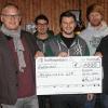 Da strahlt der „Turbine“-Vorsitzende Jonas Pohl (Mi.): Gerne unterstützen Thomas Engelmann (2. v. li.) und Christian Schachler (re.) den Verein und damit die gute Sache.