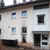 Aus noch ungeklärter Ursache brach in der Nacht zum Mittwoch im Keller einer Asylbewerberunterkunft in Kulmbach ein Brand aus. Die Bewohner wurden kurz vor 1 Uhr aufmerksam, nachdem der Rauchmelder in der Unterkunft Alarm auslöste. Alle Bewohner konnten sich rechtzeitig in Sicherheit bringen oder wurden von der Feuerwehr mit Leitern geborgen. Lediglich eine Frau wurde wegen des Verdachts auf Rauchgasvergiftung vom Rettungsdienst behandelt. Die Feuerwehr hatte den Brand schnell unter Kontrolle und gelöscht. Die Insassen konnten wegen der Rauchentwicklung jedoch nicht zurück in ihre Wohnungen und wurden deshalb vom Rettungsdienst anderweitig untergebracht. Das Feuer war in einem Kellerraum ausgebrochen, der als Abstell- und Sammelraum genutzt wird. Vor Ort waren über 120 Einsatzkräfte von Feuerwehr, Rettungsdienst und THW im Einsatz.