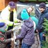 Begeistert: Die Familie Dimitri freut sich auf ihren Weihnachtsbaum.