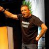 „Dabei wollt ich mich nicht mehr so aufregen“: Kabarettist Michl Müller bei seinem Auftritt in der Stadthalle.