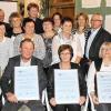 Anlass zum Danken: Waltraud (li.) und Norbert Popp (hintere Reihe, 3. v. li.) Senior-Chefs des Unternehmens, sowie Gesslein-Geschäftsführerin Jeannine Merkl (stehend, 4. v. re.) freuten sich, zahlreiche Mitarbeiter für ihre langjährige Betriebszugehörigkeit auszeichnen und einige von ihnen in den verdienten Ruhestand verabschieden zu können.