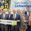 Kooperation besiegelt: Die Mitglieder des Tourismusvereins „Obermain.Jura“ freuen sich mit den Landräten Christian Meißner und Johann Kalb über die beschlossene Zusammenarbeit.