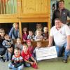Mit einem Scheck in Höhe von 350 Euro für den AWO Kindergarten in Mannsgereuth waren die beiden Vorstände des FC-Bayern-Fan-Clubs Rodachgrund, Thomas Schramm und Stefan Harthan, gern gesehene Gäste bei Kindern und Erzieherinnen. „Immer um diese Jahreszeit spenden wir großzügig an Einrichtungen bei uns in der Region“, erzählt Vorsitzender Thomas Schramm. Die Leiterin des Kindergartens, Jennifer Witzgall, teilte die Freude mit den Kindern und sprach in deren Namen ihren Dank aus. „Das Geld erhält einen sinnvollen Verwendungszweck im Sinne der Kinder“, sicherte sie zu.