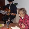 „Redwitz liest“: Volkert Backert begeisterte bereits im Jahr 2013 bei der Lesereihe. Begleitet wird er von Franz Wachter mit seiner Gitarre.