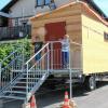 Noch wird am „Fuchsbau" der neunen Waldkinderartengruppe gearbeitet. Interessierte Blicke zieht der Wagen aber schon jetzt auf sich.
