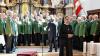 Dynamik, Textverständlichkeit und das Fehlen von Notenblätten sind seine Markenzeichen: Der Polizeichor Würzburg gestaltete die Sonntagsmesse in Sankt Kilian musikalisch.  Mit im Bild ist Franziskusschwester Katharina Horn aus Vierzehnheiligen, die den Gottesdienst gemeinsam mit Stadtpfarrer Georg Birkel zelebrierte.